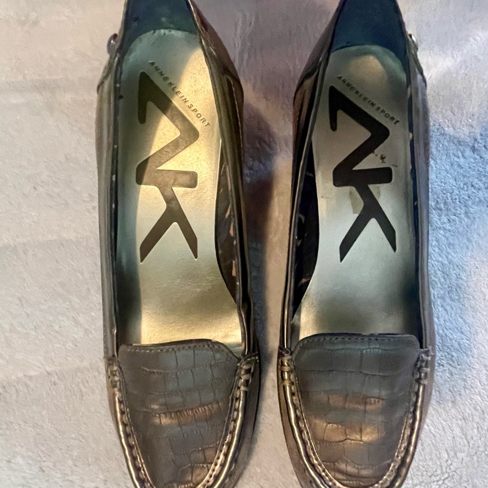 Anne Klein Crocodile Patterned Brown Wedge Loafers size 8.5